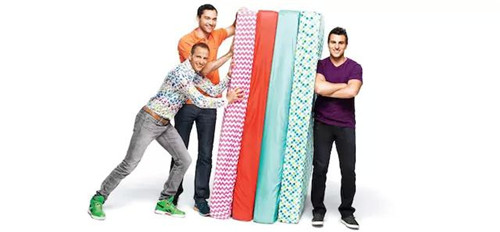 Airbnb 公司的三位創(chuàng)始人，以及他們最早的 Airbed