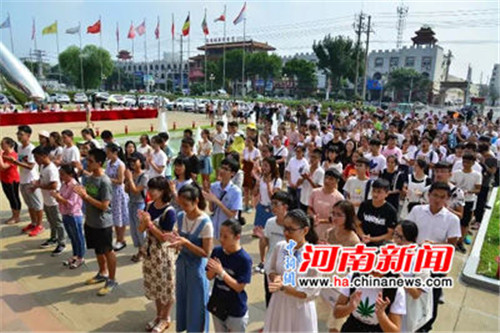 此次儀式中，雙匯集團(tuán)漯河總部共有210名員成為第一批“金秋獎(jiǎng)學(xué)”的獲得者。