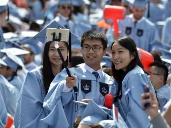 2015年5月20日，幾名中國留學生在美國哥倫比亞大學第261屆畢業(yè)典禮上自拍。約15000名畢業(yè)生參加了當天的儀式，其中包括近600名中國學生。新華社記者王雷攝