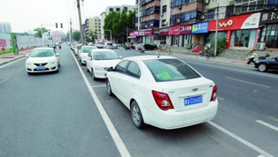 來看鄭州首創(chuàng)“內嵌式”停車位長啥樣？