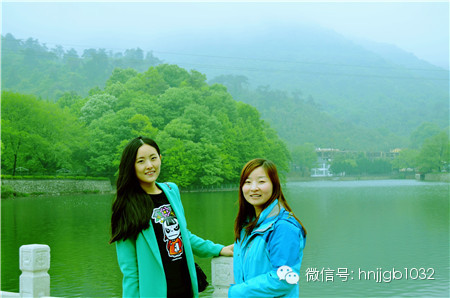 奧斯卡汽車影城的美女和這個風(fēng)景融入的真好啊，有木有？！