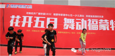跳街舞的女孩兒下臺(tái)后說“我是臨時(shí)給他們搭舞的”，好善良的小女生啊！