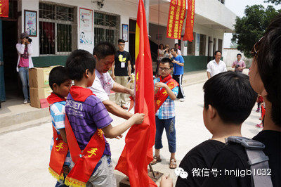 在莊嚴(yán)肅穆的國(guó)歌聲中，五星紅旗冉冉升起。學(xué)校的全體師生、愛心車隊(duì)的全體成員，共同經(jīng)歷了一次特殊的升旗