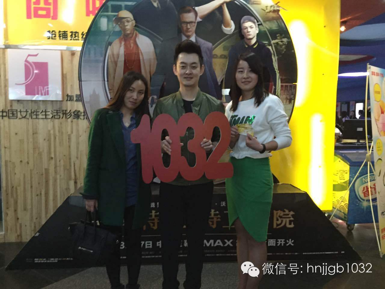 傳說中的Johnny終于現(xiàn)身啦！還是美女魅力大哦。帥哥美女好養(yǎng)眼，小編忍不住要多看幾眼呢。