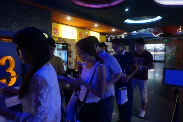 電影馬上開始，排隊(duì)入場嘍