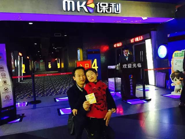 再來(lái)看兩個(gè)萌娃，表情都好有戲！