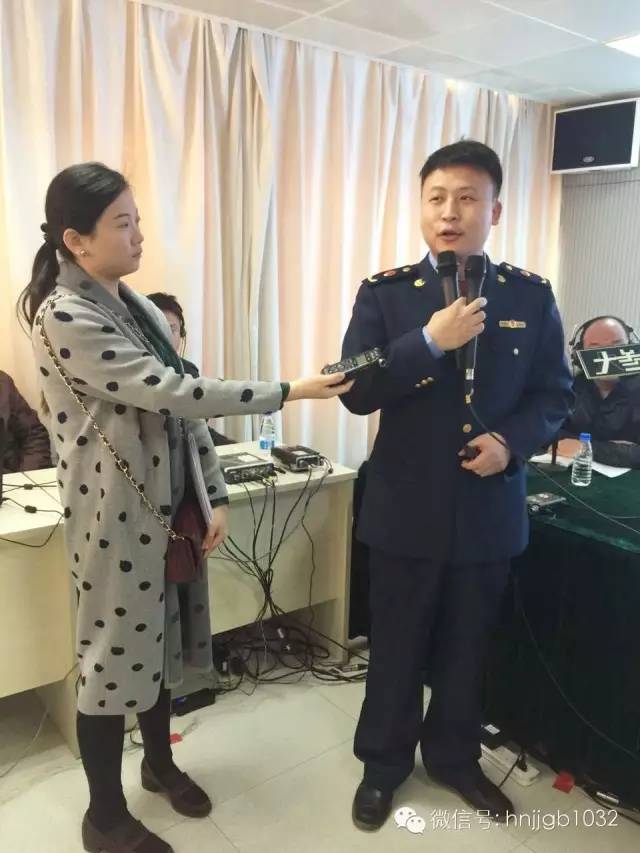 河南經(jīng)濟廣播記者曉暉（左）在采訪