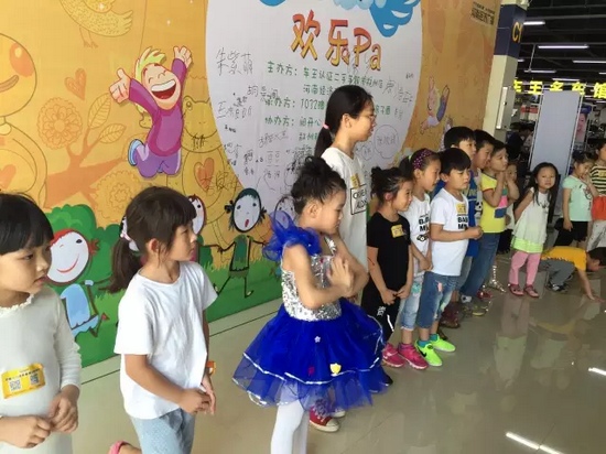 陽光寶貝少兒語言表演藝術中心的老師和孩子們還表演了節(jié)目~