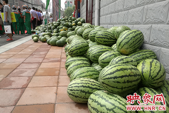 經(jīng)濟(jì)廣播工作人員和愛心企業(yè)給正在忙碌的環(huán)衛(wèi)工人、交警等送去一萬六千多斤西瓜和近百提礦泉水。
