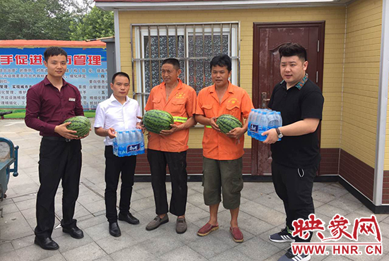 經(jīng)濟(jì)廣播工作人員和愛心企業(yè)給正在忙碌的環(huán)衛(wèi)工人、交警和協(xié)警等送去了一萬六千多斤西瓜和近百提礦泉水。