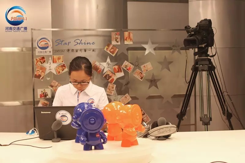 還是抽獎的姑娘比較認(rèn)真！為保證抽獎的公平公正，映象網(wǎng)進(jìn)行了全程視頻直播。
