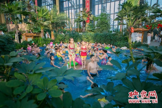 又開始過夏天的孩子們，在溫潤(rùn)的泉水里放任天性。