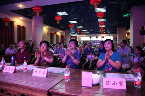 我省著名豫劇表演藝術(shù)家素君（左2）、常香玉弟子、國家一級演員張?jiān)聵s（右2）