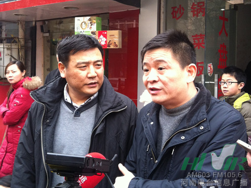 鄭州市骨科醫(yī)院業(yè)務副院長梅偉（左一）和河南信息廣播總監(jiān)李金鋒（左二）