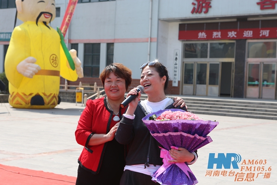 長壽山景區(qū)董事長、總經(jīng)理孫春花與主持人周迪