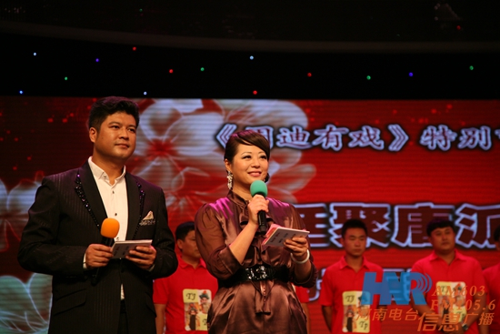 《周迪有戲》主持人周迪、鄭州電視臺文體頻道主持人劉冰（左）