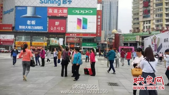 他們從四面八方匯集到二七塔下，由行走路人一下變成了一支舞蹈隊(duì)，跳起了節(jié)奏歡快、時(shí)尚動(dòng)感的舞蹈。