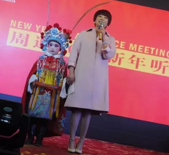 盛裝亮相的小戲迷，周迪的節(jié)目影響了一代又一代人