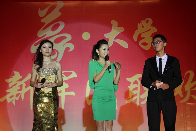 教育廣播女主播葉子現(xiàn)身晚會(huì)，與學(xué)生同臺(tái)主持