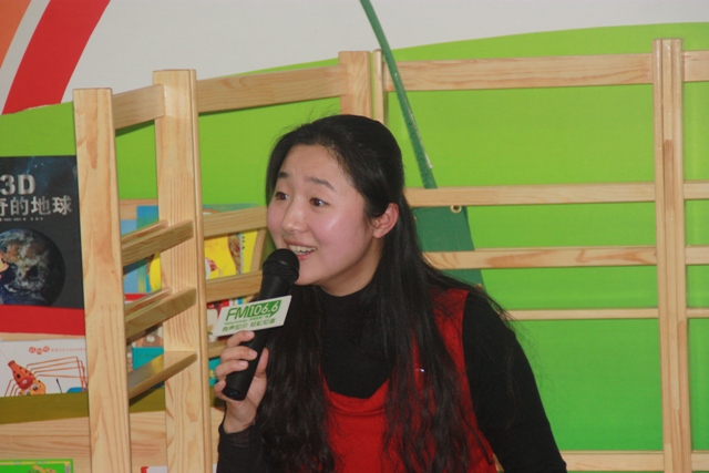 女主播“卷卷貓”親臨現(xiàn)場，繪聲繪色為孩子們講故事