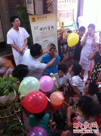 活動開始了，濟華中醫(yī)館的保健按摩專家李老師為大家講解如何有效預防青少年近視。