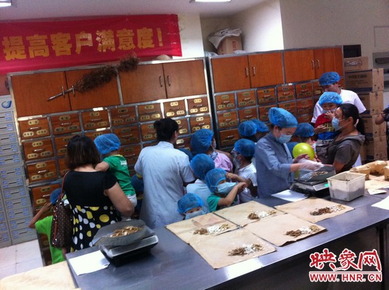 　　接下來，要進入到有中醫(yī)“博物館”之稱的中藥房去探秘啦！藥房那些小抽屜里面裝的是什么？孩子們很好奇