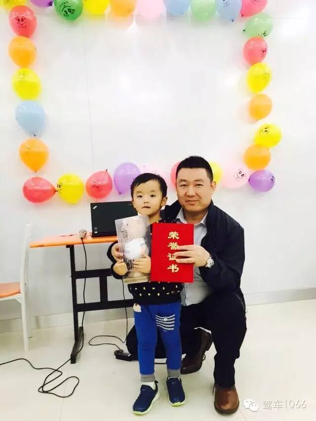 我是小小銀行家，來跟行長合個影哦
