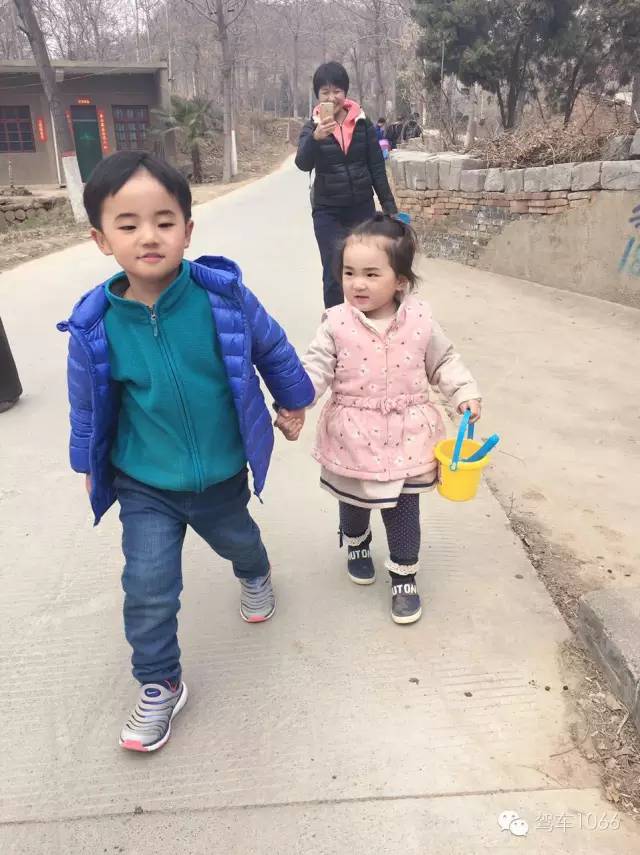 哥哥帶著妹妹跑著去植樹！