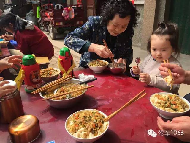 據(jù)說手搟面和柴雞蛋更配哦！