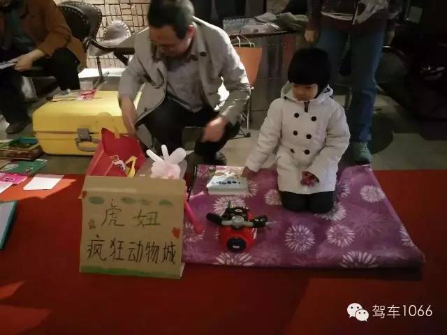 這位小老板的攤位擺的有模有樣的，不過旁邊這位酷爸怎么這么眼熟？