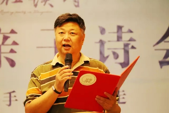 第一個(gè)節(jié)目便是重磅，大象融媒·欣欣象融網(wǎng)絡(luò)科技公司董事長魏峰帶來沈浩波的作品《在夏天時(shí)想起秋天》