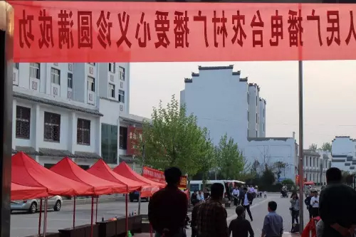 在大家的齊心努力下，終于在天黑前將第二天義診活動(dòng)場地搭建好了。
