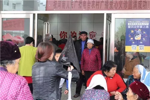 現(xiàn)場真是的人山人海，只能用太火爆三個(gè)字形容了！