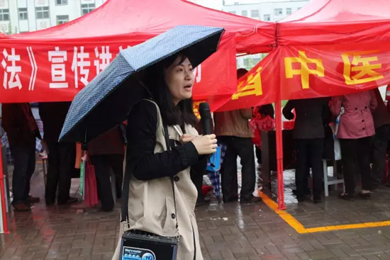 《健康河南》主播柳青也一直在雨中，不畏寒冷，引導(dǎo)大家排隊(duì)掛號，指路，排憂解難……