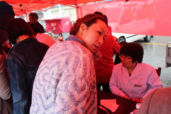 了解到有老人看病不方便，河南電臺1074綠色頻道活動(dòng)小組欒老師將醫(yī)生請到老人身邊，親自為她診斷。