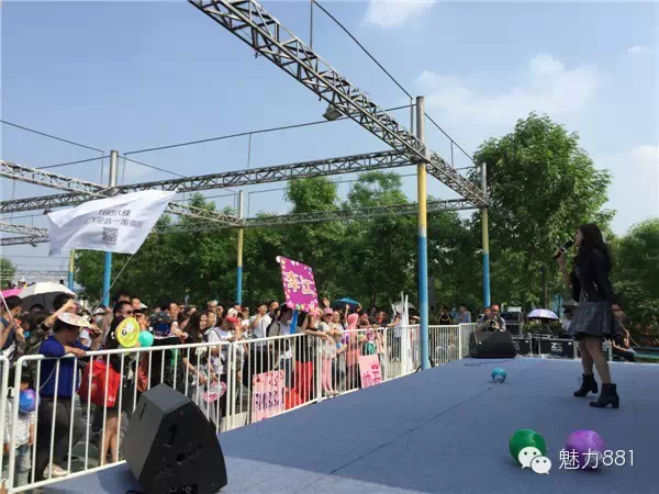 輕輕躍起、優(yōu)美身段，新聞小姐李江