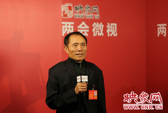 3月4日，全國人大代表、濮陽縣西辛莊村支部書記李連成在映象網(wǎng)全國兩會北京演播室做客《兩會微視》訪談。