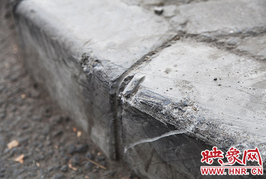 車道邊上的臺階，滿是電動車摔下碰撞的痕跡
