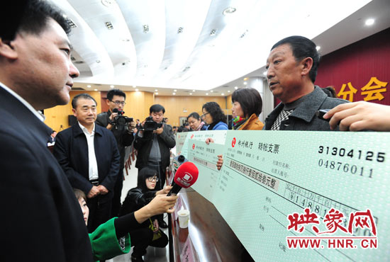 最高人民法院執(zhí)行局局長(zhǎng)劉貴祥、河南省高級(jí)人民法院院長(zhǎng)張立勇親手為申請(qǐng)執(zhí)行人員發(fā)放執(zhí)行款