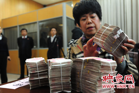 當(dāng)天共發(fā)放執(zhí)行款4110萬(wàn)元。其中，支票4018萬(wàn)元，現(xiàn)金92萬(wàn)元。