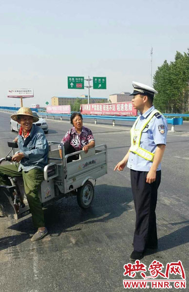 為抄近道走親戚，開(kāi)封老漢騎電動(dòng)三輪車上高速。