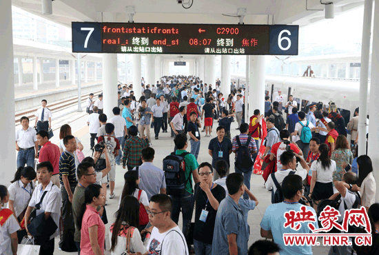 自6月25日鄭焦城際鐵路開通以來，客流量遠(yuǎn)遠(yuǎn)超出預(yù)期。