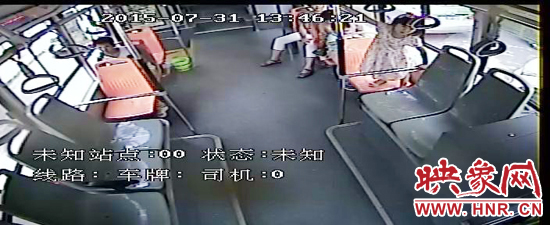 家長放任小孩在車廂內玩耍，甚至站到座椅上。