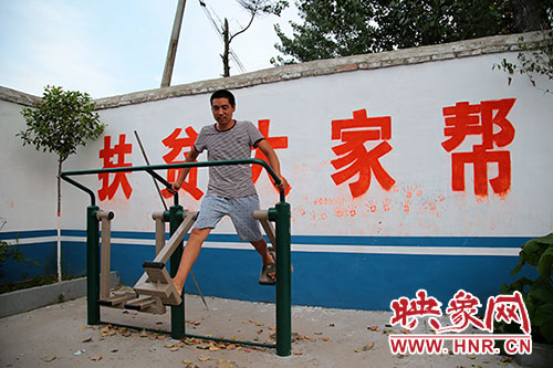 張國敬堅(jiān)持在村中的文化廣場上做著恢復(fù)性鍛煉。