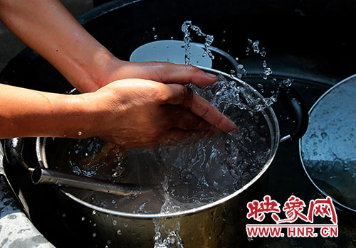 洗碗洗菜對(duì)于雙眼失明的張國敬來說，需要比常人花上更多的時(shí)間。