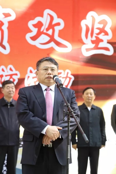 省委宣傳部副部長(zhǎng)、省新聞出版廣電局局長(zhǎng)朱夏炎宣布《打贏脫貧攻堅(jiān)戰(zhàn)》大型采訪活動(dòng)正式啟動(dòng)。