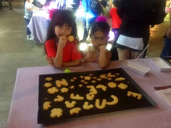 烤制好的餅干，發(fā)揮想象力，畫上美麗的圖案