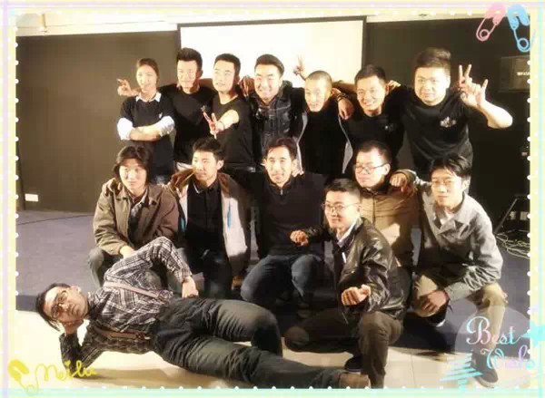 表演結(jié)束，看這哥們兒，為了和演員合影也是蠻拼的！