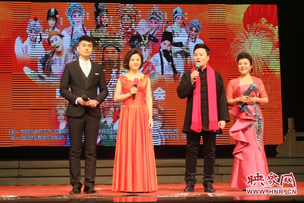 戲迷春晚主持人月陽（右二）、李亞楠（右一）、王巖（左二）、王曉凡（左一）