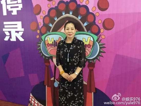 河南大愛劇團(tuán)代表張艷紅講述自己帶領(lǐng)團(tuán)里的演員參與挑戰(zhàn)的故事。